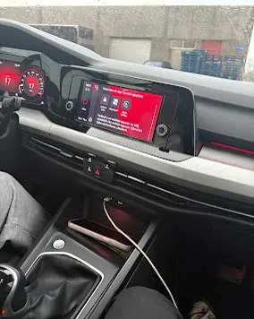 Dashboard en middenconsole van de automaat lesauto, een Volkswagen Golf