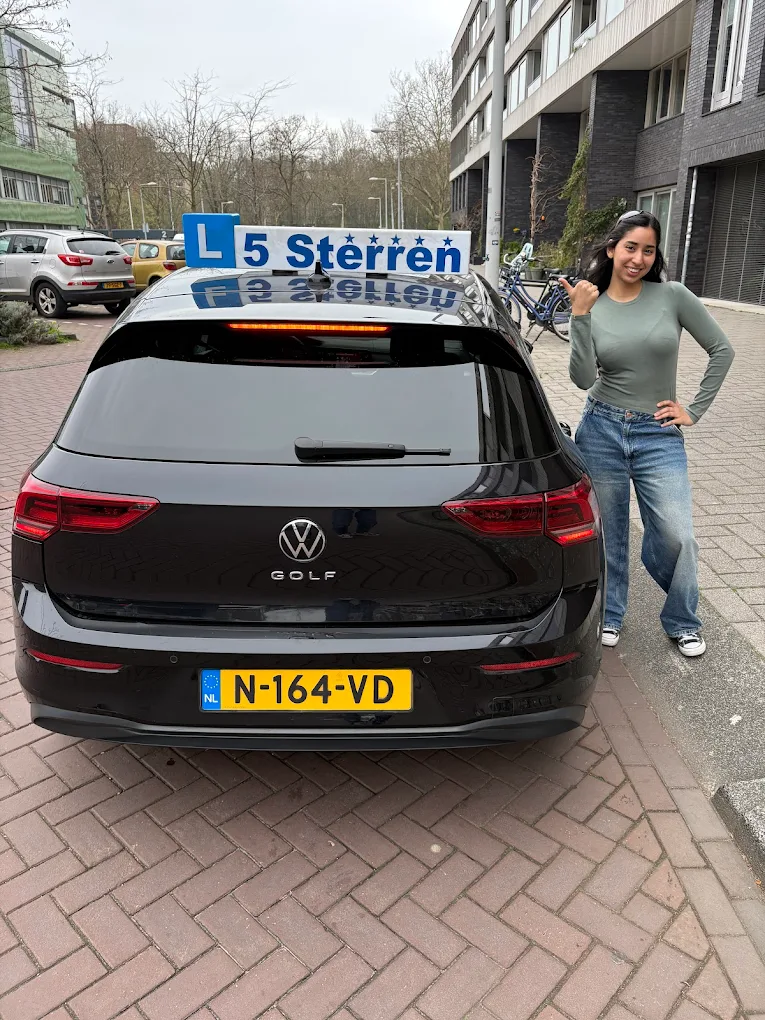Rijinstructeur geeft uitleg tijdens rijles